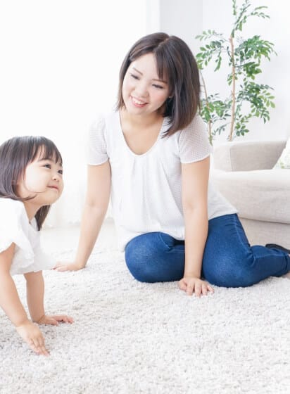 お母さんと女の子が家の中で遊んでいる