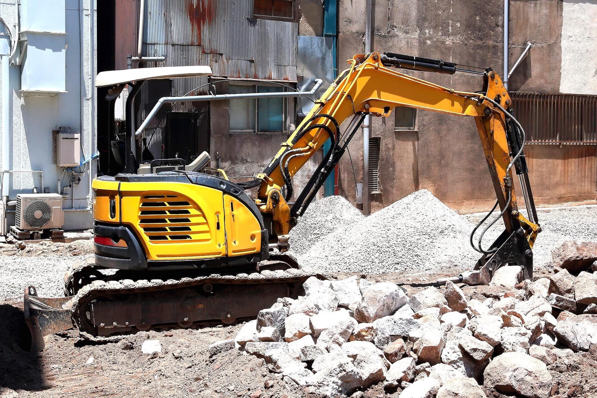 ショベルカーと砂山