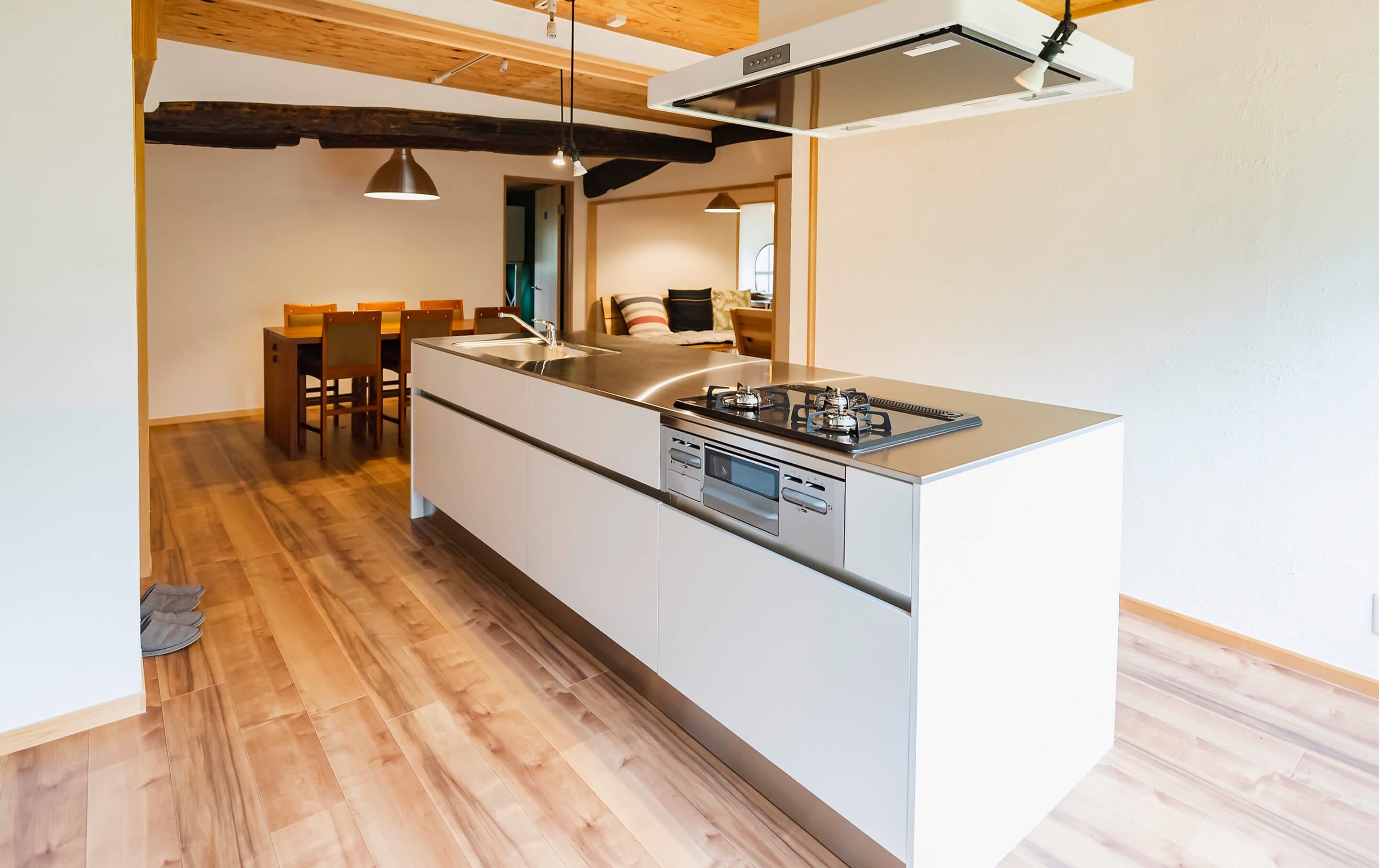 キッチンとダイニングテーブル