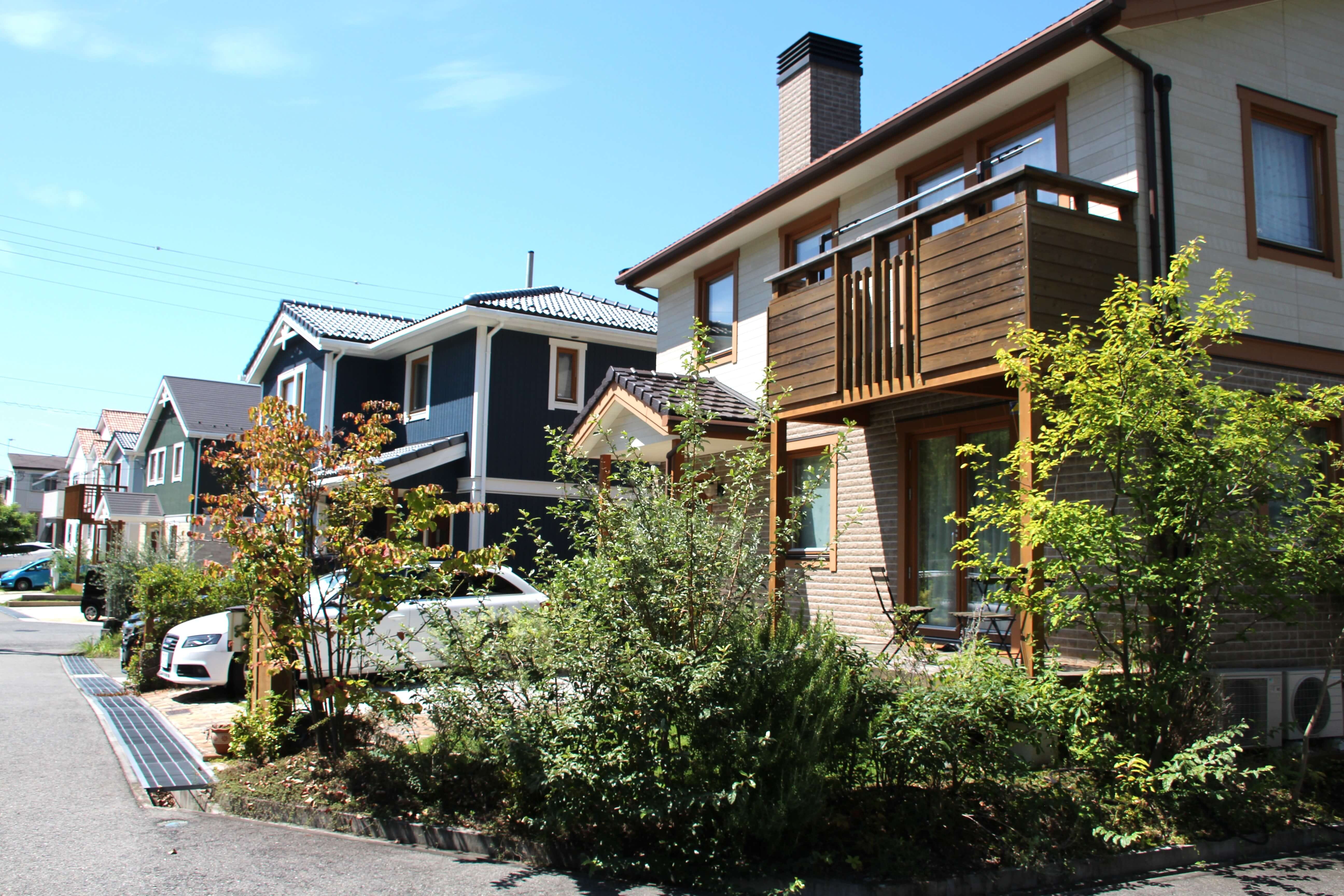 一軒家が並んでいる